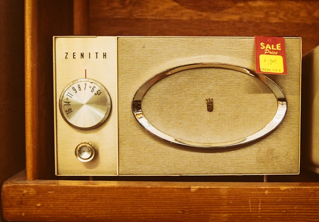 Photograph of an antique radio.